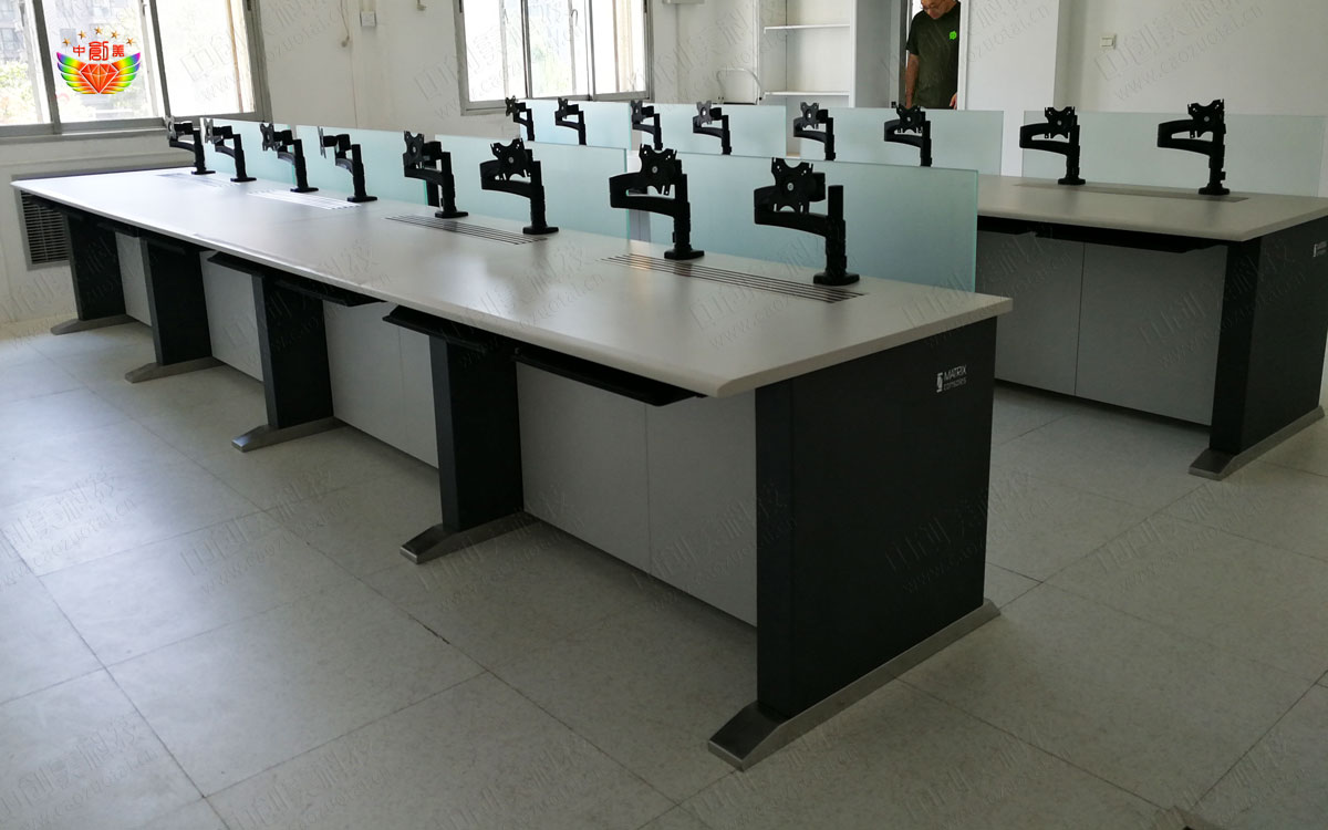 中控室電腦監控臺圖片